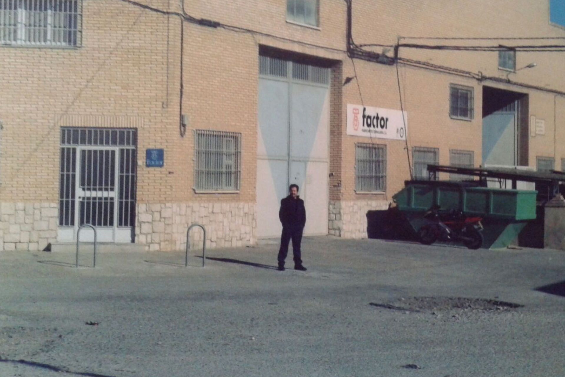 Santiago Merino en el exterior de las instaciones de Factor en 1982