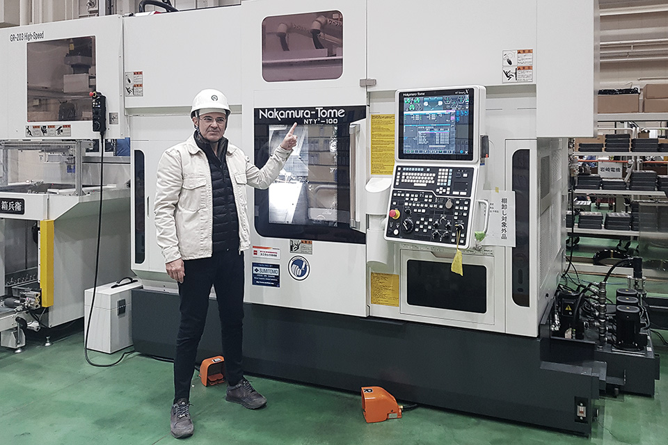 Antonio Zarza, director de producción de Factor frente a una máquina CNC de Nakamura Tome en las instalaciones del fabricante.